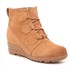 Sorel Evie Lace Wedge Heel Boot in Camel Brown Size 9